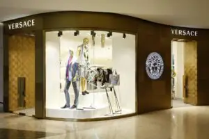 Fondul de investiţii Blackstone preia 20% din acţiunile casei de lux Versace