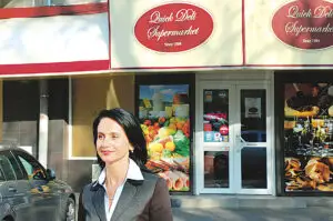 Cum reuşeşte un supermarket de cartier să ţină piept giganţilor