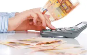 Leul s-a depreciat, joi, în raport cu moneda unică