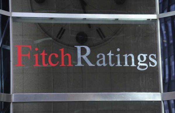 Fitch a retrogradat perspectiva ratingurilor pe termen lung a 18 bănci din UE, majoritatea prezentă în România