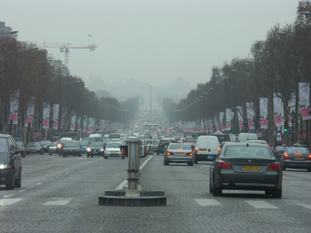 Din cauza poluării, la Paris s-a instituit circulaţia alternativă