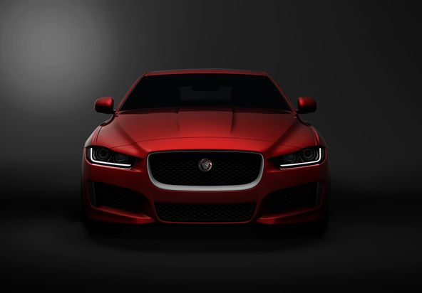 Jaguar a lansat la Geneva modelul XE, un sport sedan de mărime medie