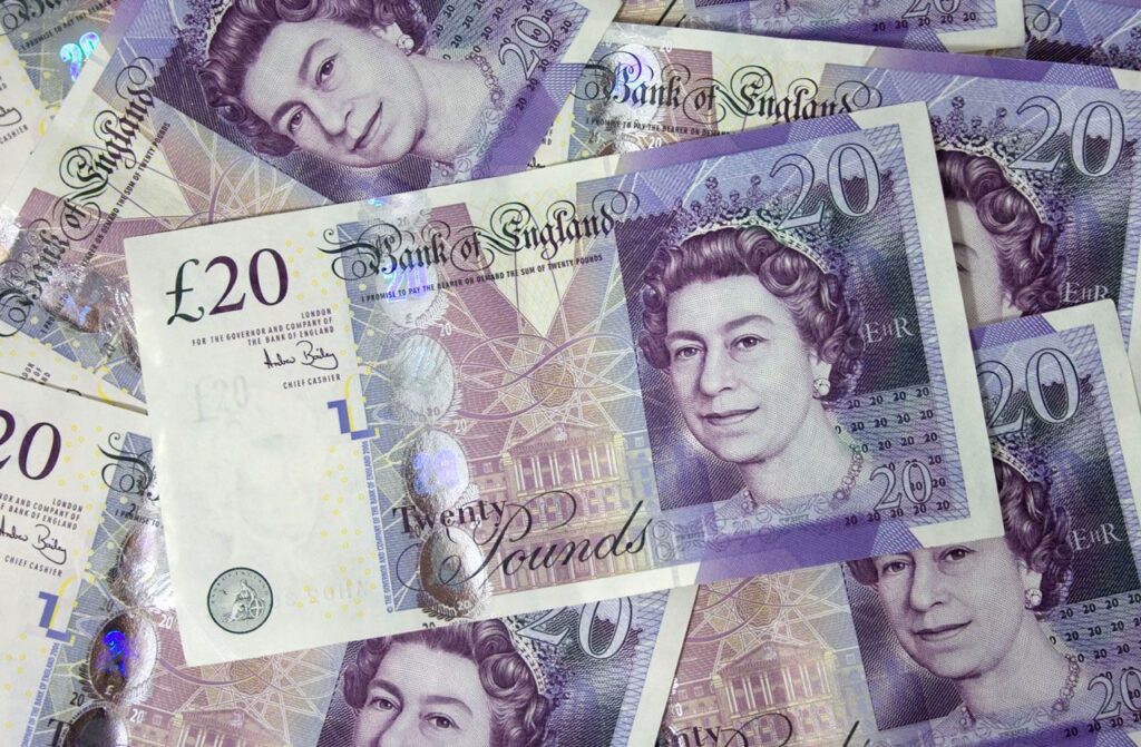 Laburiştii vor să majoreze salariul minim în Marea Britanie la 8 lire sterline pe oră