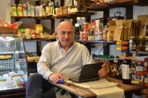 Ce cumpără românii de la băcănie