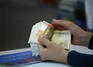 Ce dobânzi și comisioane vrea să scoată ANPC din contractele de credit ale BCR
