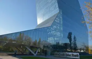 Papalekas vrea să mai strângă 200 mil. euro. Printre achiziţii: sediul UniCredit din Bucureşti