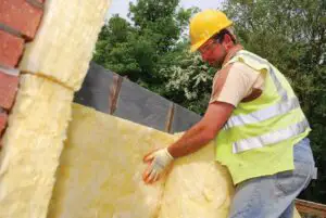 Românii pierd anual 600 de euro din cauza izolării incorecte a acoperişului