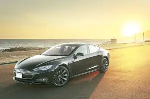Obiectivul Tesla: 100.000 de maşini electrice livrate până în 2015