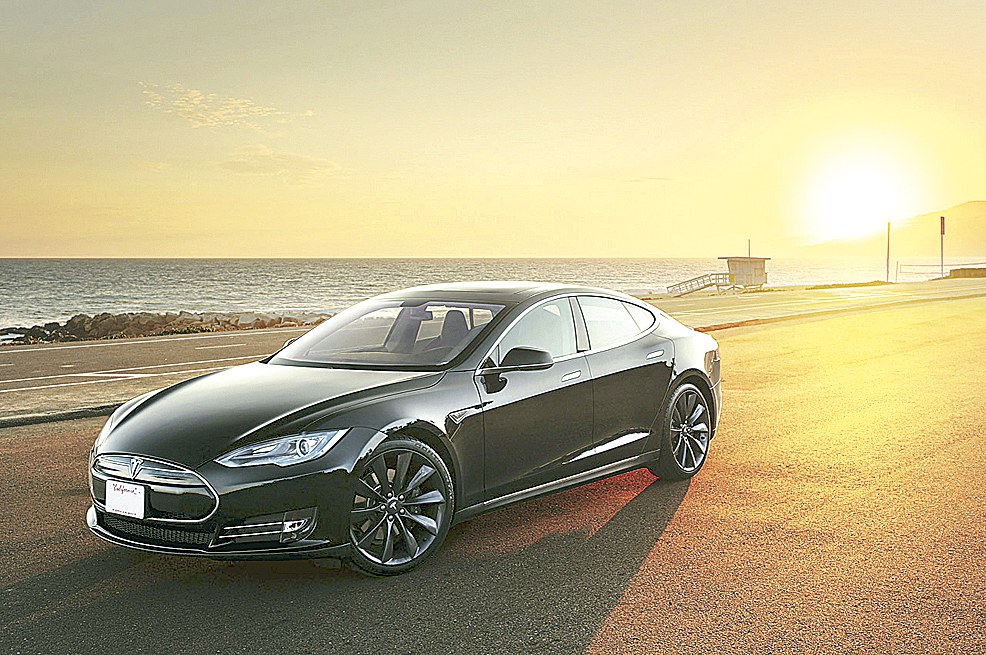 Obiectivul Tesla: 100.000 de maşini electrice livrate până în 2015