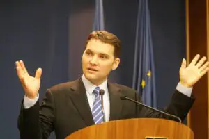 Ministrul Şova spune că e încurajatoare situaţia lucrărilor la Aeroportul Suceava