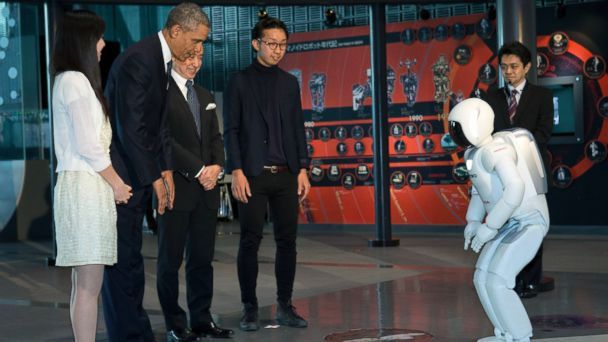 Barack Obama a jucat fotbal cu robotul japonez Asimo| VIDEO