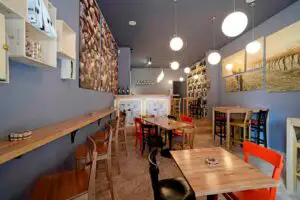 Cel mai nou wine-bar din centrul vechi vrea, în primul an de funcționare, încasări de 5 ori mai mari decât investiția inițială