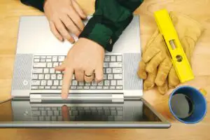 Materialele de construcţii asaltează internetul