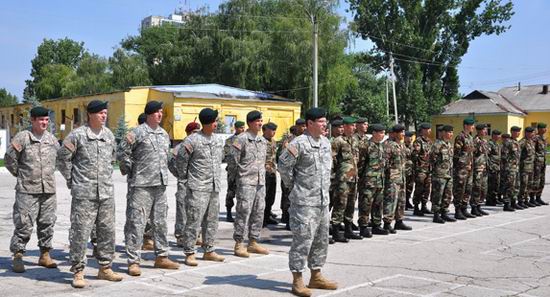 Antrenamente în comun ale militarilor români şi americani