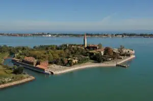 O insulă abandonată din Italia, vândută pentru 500.000 de euro