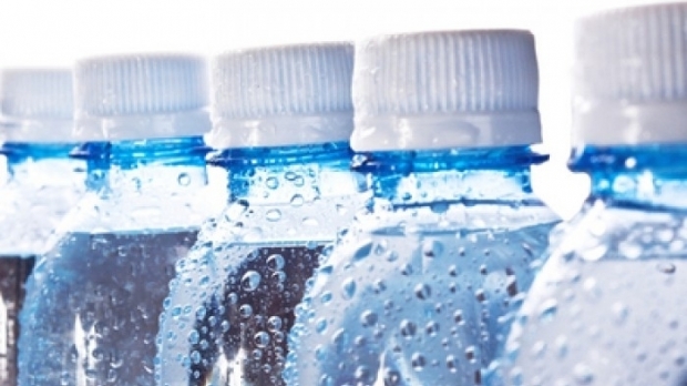 ANPC a oprit de la comercializare peste 100.000 litri apă minerală