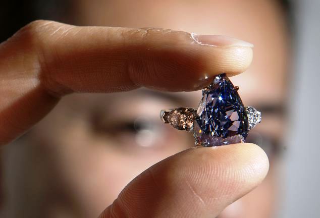 FOTO Cum arată diamantul care a fost vândut pentru aproape 24 de milioane de dolari