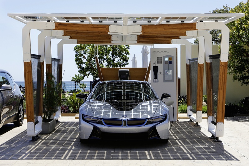 BMW dezvoltă un concept inovativ de garaj cu panouri solare pentru încărcarea maşinilor electrice