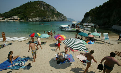 De cinci ori mai mulţi turişti români în Corfu