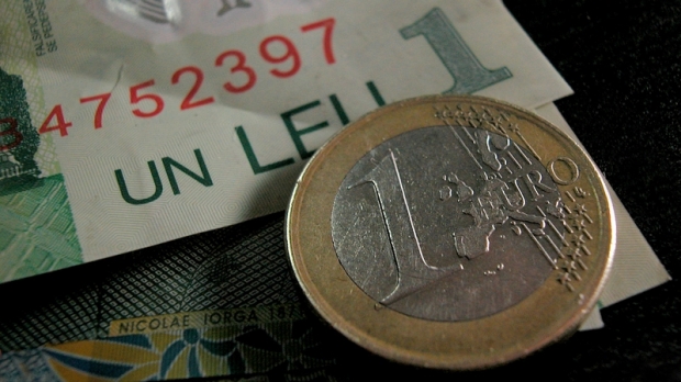 Leul s-a apreciat față de euro și dolar și recuperează 10 bani în fața francului elvețian