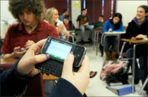 Un român din zece deţine un smartphone. Liceenii şi studenţii – cei mai în pas cu tehnologia
