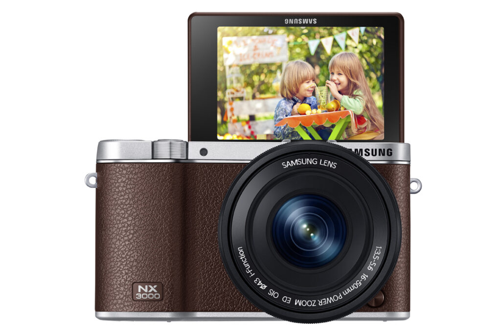 Samsung SMART Camera NX3000,  ideală pentru selfie