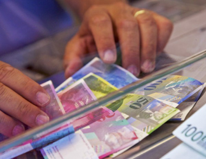 Încă o bancă reduce dobânzile la creditele în franci elveţieni
