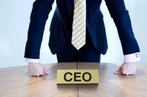 PwC:Aproape o treime dintre şefii companiilor din România estimează că numărul angajaţilor va scădea