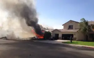 Un avion de vânătoare s-a prăbuşit într-un cartier rezidenţial din California
