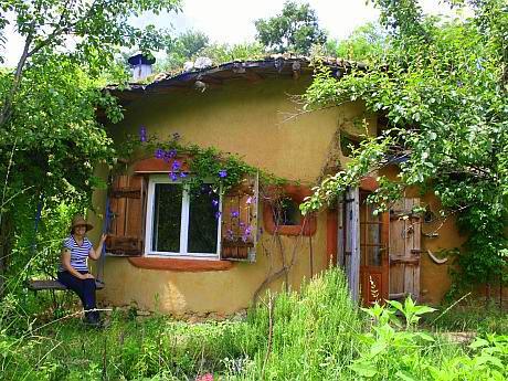 Casa de lut din Caraș-Severin, “locuința bio” de 4.000 de euro