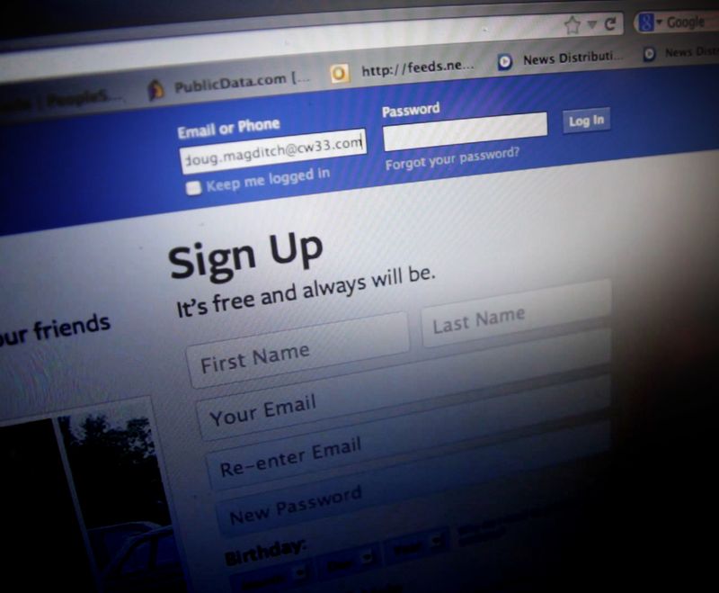 Facebook: Sfaturi pentru a nu cădea în plasa infractorilor cibernetici