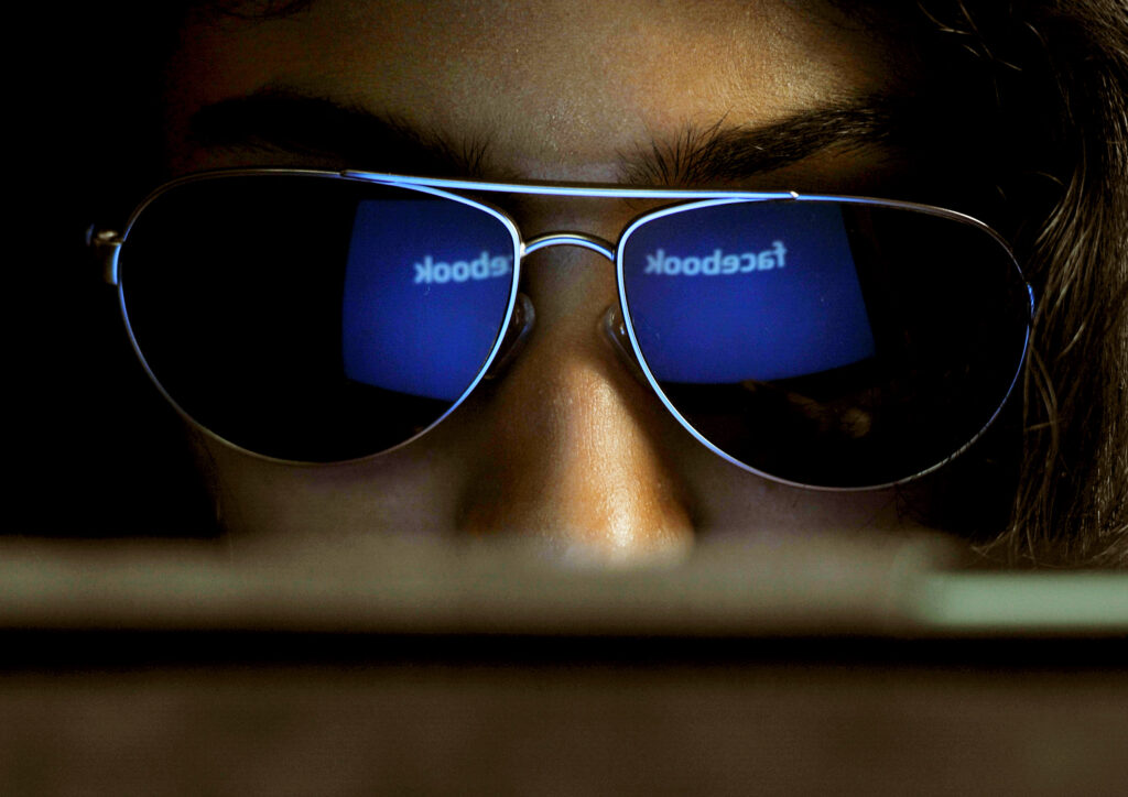 Facebook a manipulat emoţional 700.000 dintre utilizatorii săi, într-un experiment secret, în 2012