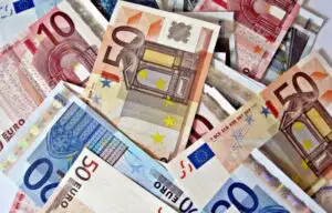Fondul de Stabilitate Financiară a pierdut 15 miliarde de euro în urma declinului acţiunilor băncilor elene la bursă