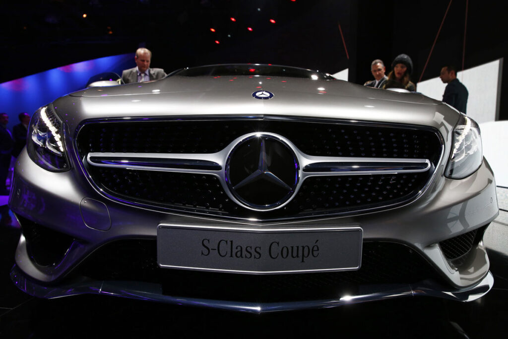 Mercedes a raportat vânzări ridicate în iulie, reducând decalajul faţă de BMW şi Audi
