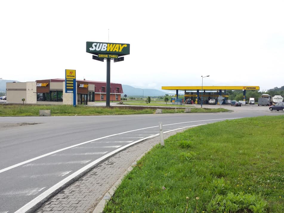 Subway deschide, la Sibiu, primul restaurant drive-thru din ţară