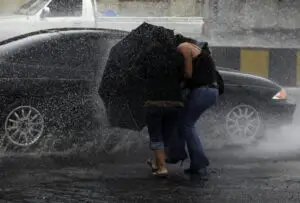 Cod galben de ploi torenţiale şi vijelii în 20 de judeţe, începând de joi seara