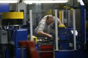 Cifra de afaceri în industrie a crescut cu 2,3%, în februarie