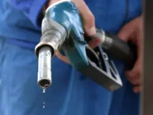 Cu cât s-au ieftinit benzina și motorina în România față de media UE în urma prăbușirii prețului petrolului