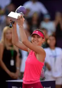 EXCLUSIV: Simona Halep tocmai a ajuns cel mai bine plătit sportiv al tenisului românesc din toate timpurile!