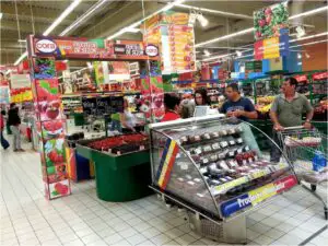 Produsele româneşti cuceresc rafturile hipermarketurilor. Toate fructele şi legumele de sezon vândute la cora sunt autohtone