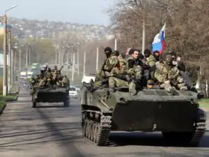 Rebelii proruşi fac spectacol grotesc cu prizonieri de război ucraineni în faţa mulţimii
