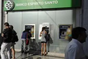 Acţiunile Espirito Santo au scăzut cu peste 50%, după raportarea unor pierderi record de 4,8 miliarde $