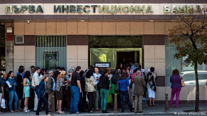 Deutsche Welle: Criză guvernamentală şi bancară în Bulgaria