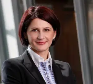 Povestea româncei care administrează asigurările de viață ale ungurilor