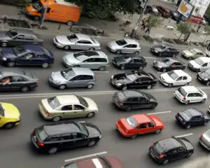 Şoferii vor fi amendaţi dacă aruncă gunoaie pe geamul maşinii
