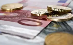 Moneda naţională s-a apreciat. Cursul a coborât la 4,38 lei/euro