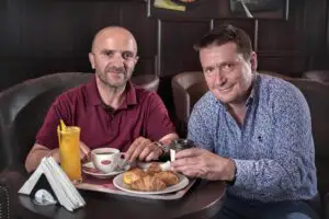 Kenvelo duce cafenelele Brioche Dorée în Clubul Rezidenţial Stejarii