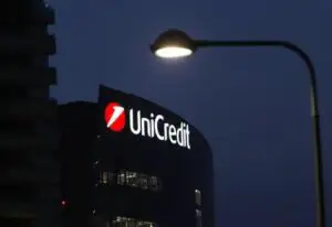 UniCredit se pregăteşte să vândă active de aproximativ 1,5 miliarde de euro