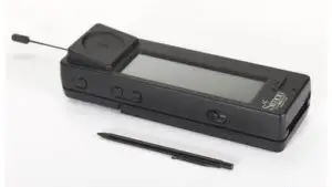 20 de ani de la lansarea primului smartphone. Acesta avea 500 g şi o baterie care ţinea doar o oră