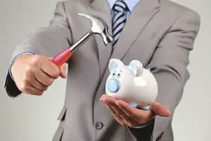 Românii sparg pușculița: dobânzile mici afectează grav economisirea